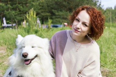 Yakışıklı kız Samoyed ile poz