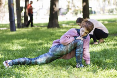 Kız açık havada ipek üzerinde eğitim