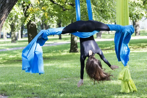 Girl training on silks on open air — Stock Photo, Image
