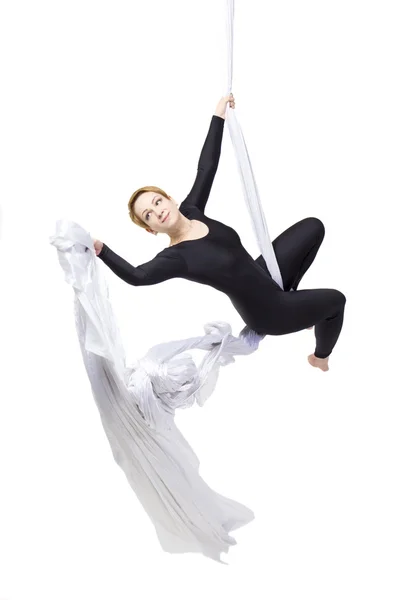 Mujer bailando con sedas aéreas — Foto de Stock