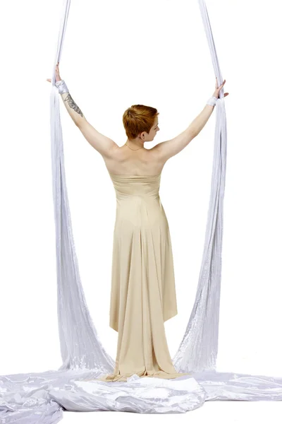 Mujer bailando con sedas aéreas — Foto de Stock