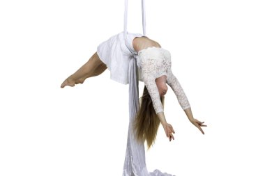 Atletik kadın ipek üzerinde bazı hile yapıyor 