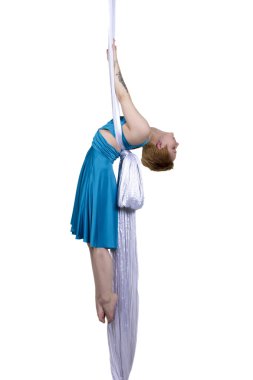 Atletik kadın ipek üzerinde bazı hile yapıyor 