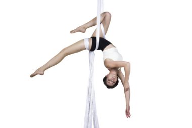 Atletik kadın ipek üzerinde bazı hile yapıyor 