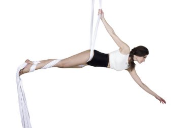 Atletik kadın ipek üzerinde bazı hile yapıyor 