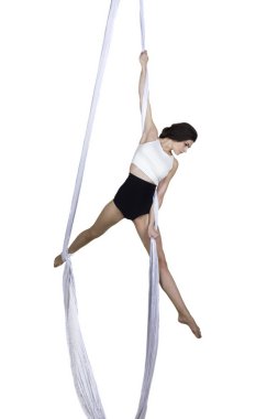 Atletik kadın ipek üzerinde bazı hile yapıyor 