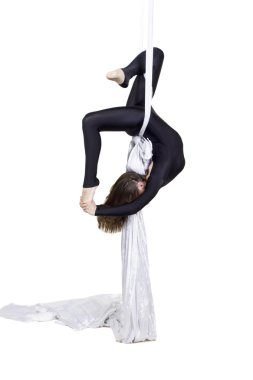 Atletik kadın ipek üzerinde bazı hile yapıyor 