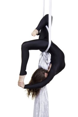 Atletik kadın ipek üzerinde bazı hile yapıyor 