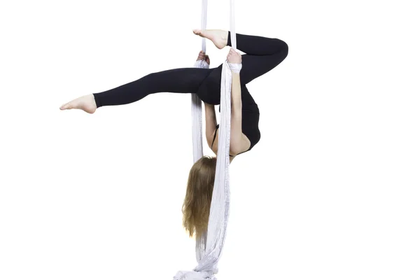 Athletic kvinna gör några tricks på silks — Stockfoto