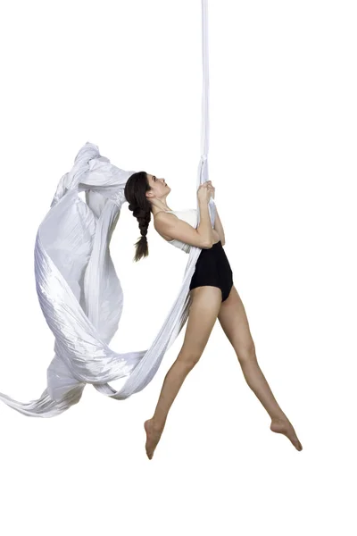 Mujer atlética haciendo algunos trucos en las sedas — Foto de Stock