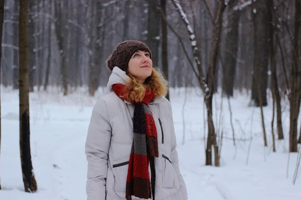 Joven hermosa chica de cerca en el parque de invierno disfruta de la nieve cayó — Foto de Stock