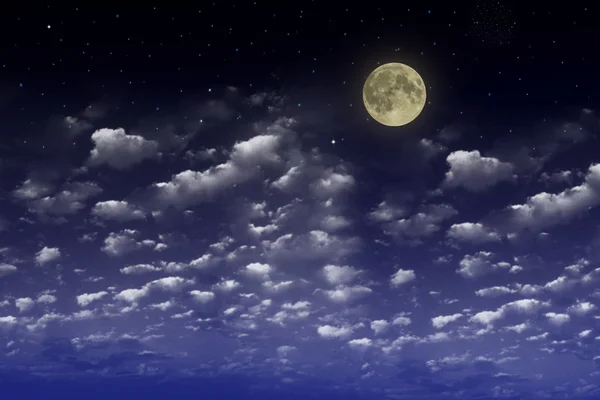 Hermoso cielo azul nocturno con nubes y luna llena y estrellas — Foto de Stock