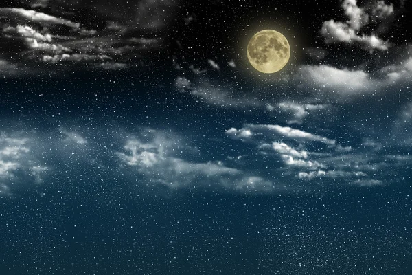 Прекрасне чарівне блакитне нічне небо з хмарами і повним місяцем і зірками — стокове фото