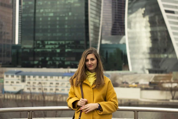 Красивая молодая женщина стоит на заднем плане высотных зданий — стоковое фото