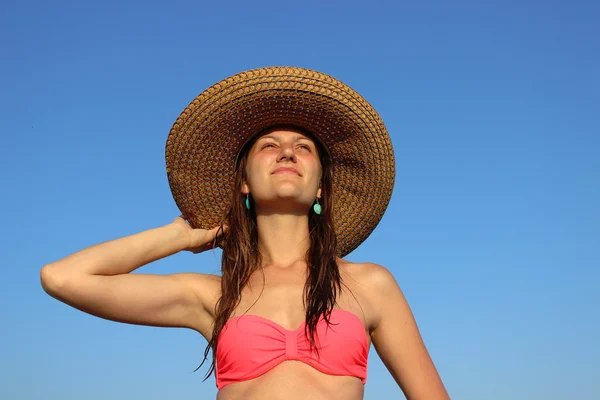 Hermosa joven en primer plano sombrero en la playa en el verano con el cielo azul — Foto de Stock