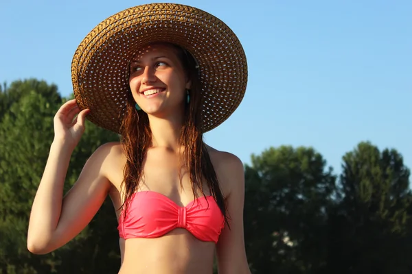 Menina bonita em chapéu closeup na praia — Fotografia de Stock