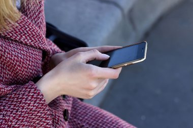 Eller genç kadın portre ile hareket eden telefon arkadaşı ile sohbet