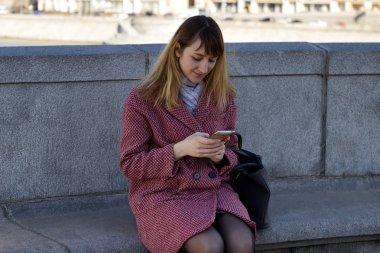 Genç güzel kız arkadaşı ile cep telefonu tarafından sohbet