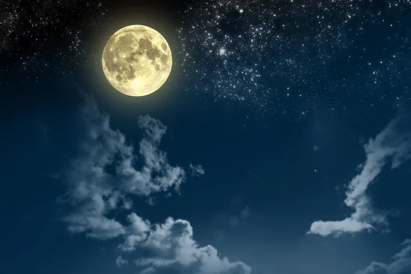 Krásný magický modré noční oblohu s mraky a fullmoon a hvězdy — Stock fotografie