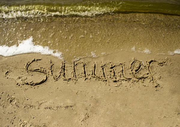 Inscription summer on the sand by the sea with waves — Stock Photo, Image