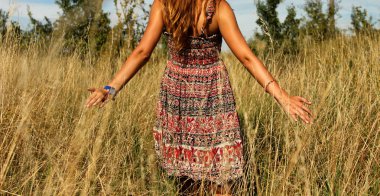 Genç güzel kız aracılığıyla yüksek kuru çim alan ve ishal elinde yaz aylarında yürüyüş