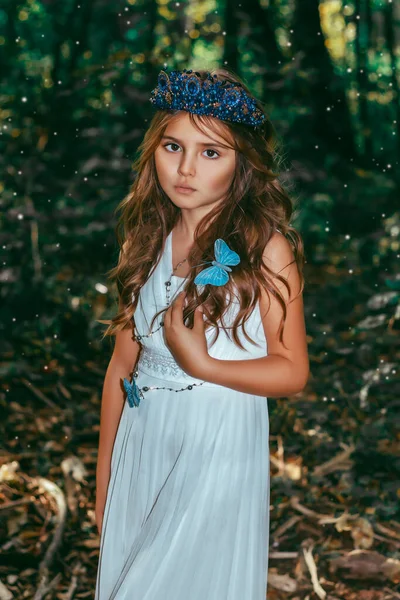 Petite Princesse Mignonne Avec Des Papillons Bleus Dans Forêt Traitement — Photo