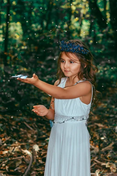 Petite Princesse Mignonne Avec Des Papillons Bleus Dans Forêt Traitement — Photo