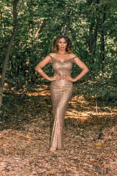 Krásná Žena Zlatých Dlouhých Šatech Lese Pozadí Podzimní Sezóně — Stock fotografie