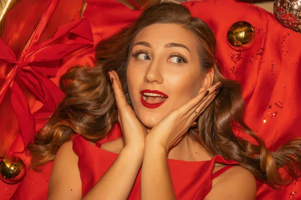 Mladá Hezká Žena Červených Šatech Detailní Vánoční Dekorace — Stock fotografie
