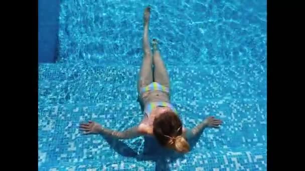 Mujer Bonita Joven Piscina Disfrutar Del Agua Caliente Tomar Sol — Vídeo de stock