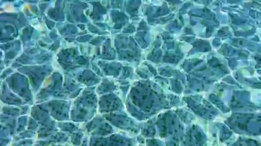 Yüzme havuzundaki dalgalar 27K 'ya yakın.