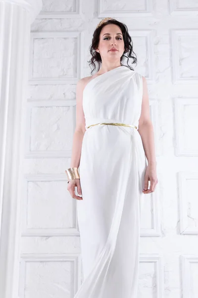 Krásná Řecká Bohyně Žena Zblízka Mezi Bílými Starověkými Ruiny Greek — Stock fotografie