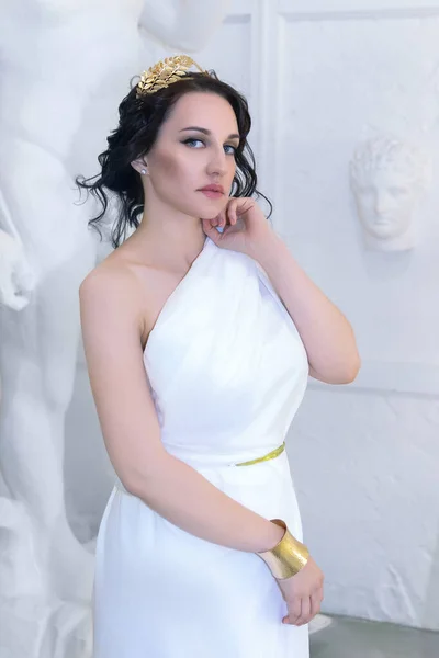 Krásná Řecká Bohyně Žena Detailní Bílém Starověkém Pozadí Ruiny — Stock fotografie