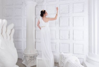 Güzel Yunan tanrıçası kadın beyaz antik harabelerin arasında. Yunan stili kadın.