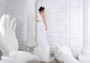 Güzel Yunan tanrıçası kadın beyaz antik harabelerin arasında. Yunan stili kadın..