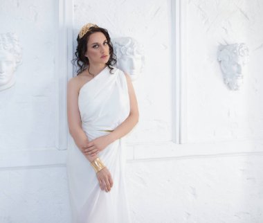 Güzel Yunan tanrıçası kadın beyaz arka plana yaklaş. Yunan tarzı kadın.