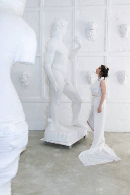 Güzel Yunan tanrıçası kadın beyaz arka plana yaklaş. Yunan tarzı kadın.