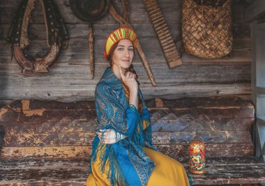 Rus güzelliği, geleneksel arka planda yaşam için farklı şeylerle yakınlaşıyor..