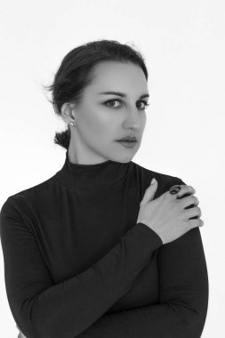 Güzel bir iş kadınının siyah beyaz portresi.