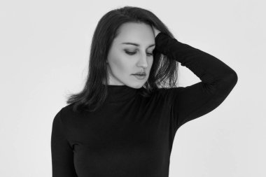 Güzel bir iş kadınının siyah beyaz portresi.