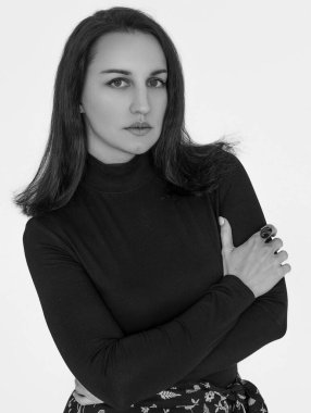 Güzel bir iş kadınının siyah beyaz portresi.