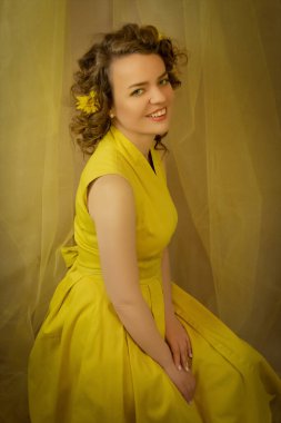 Sarı elbiseli, sarı çiçekli parlak günışığı kadını..