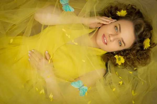 Señora Brillante Sol Vestido Amarillo Con Flores Amarillas Closeup Art —  Fotos de Stock