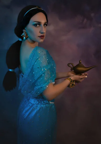 Прекрасная Принцесса Жасмин Крупным Планом Волшебной Лампой Руках Фото Искусства Стоковое Фото