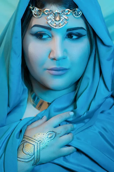 Portret Wschodniej Kobiety Bliska Niebieskim Szalikiem Arabka — Zdjęcie stockowe