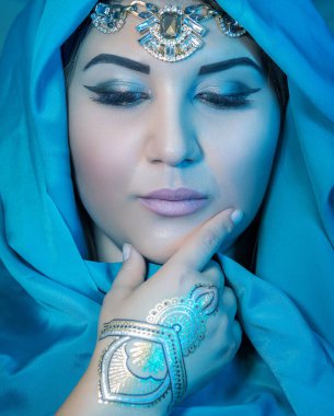 Mavi eşarplı doğu kadınının portresi. Arap kadın..