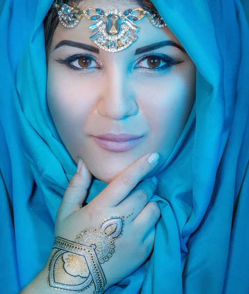 Portret Van Een Oosterse Vrouw Close Met Een Blauwe Sjaal — Stockfoto