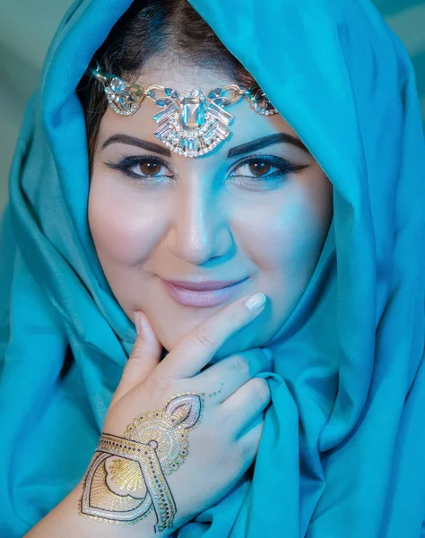 Портрет Восточной Женщины Голубым Шарфом Арабская Женщина — стоковое фото
