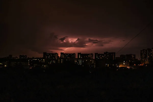Paisaje Nocturno Gran Ciudad Con Edificios Relámpagos Las Nubes Tiempo — Foto de Stock