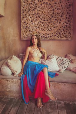 Dans kostümlü güzel bayan doğu mimarisinin arka planına yakın çekim yapıyor. Mata Hari kostüm.